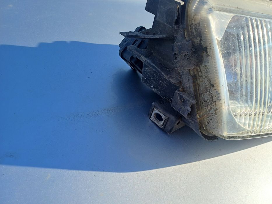 Десен фар за ауди а3 2000 година