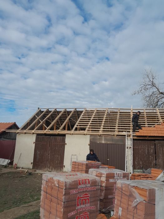 Executam acoperișuri și reparații de urgenta