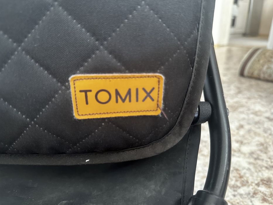 Чёрная прогулочная коляска