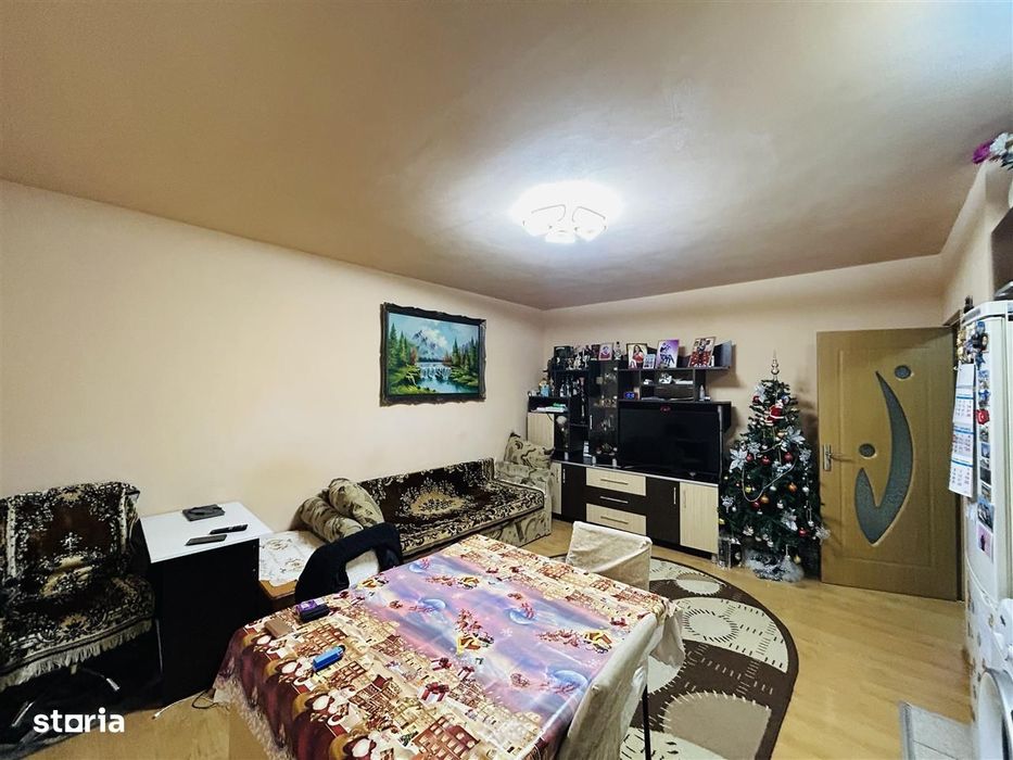 Apartament la vila, cu 3 camere si balcon, etaj 1, zona buna