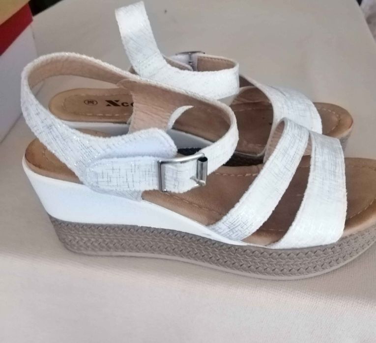 Сандали на платформа, почти нови.