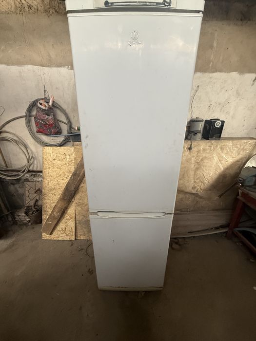 Холодильник Indesit