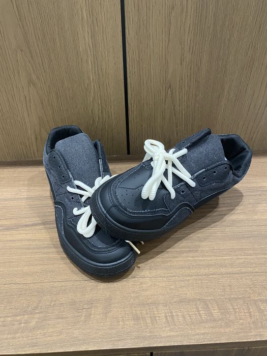 Новые черные кроссовки