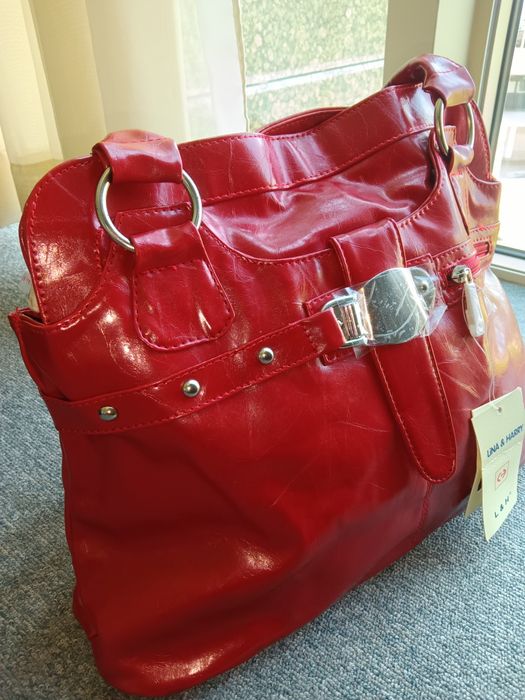 Дамска чанта от еко кожа с декорация  в розово с външен джоб на заднат