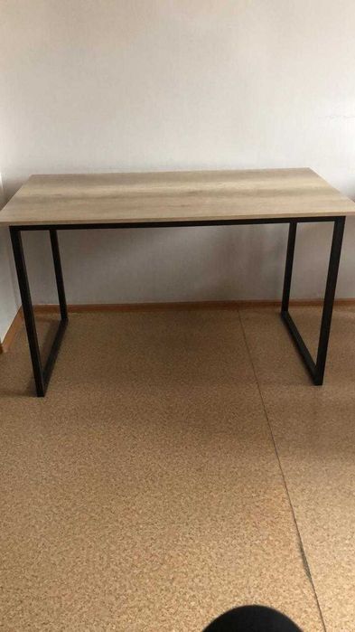 Столы с металлическими ножками