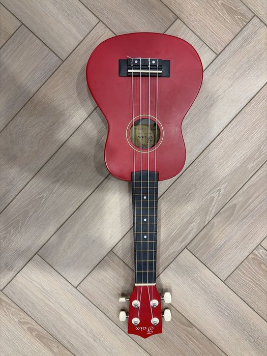 Продам красный укулеле б/у