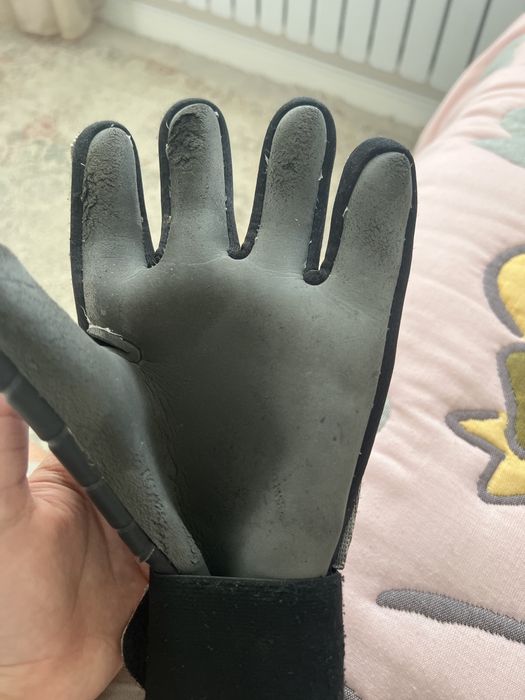 Вратарские перчатки