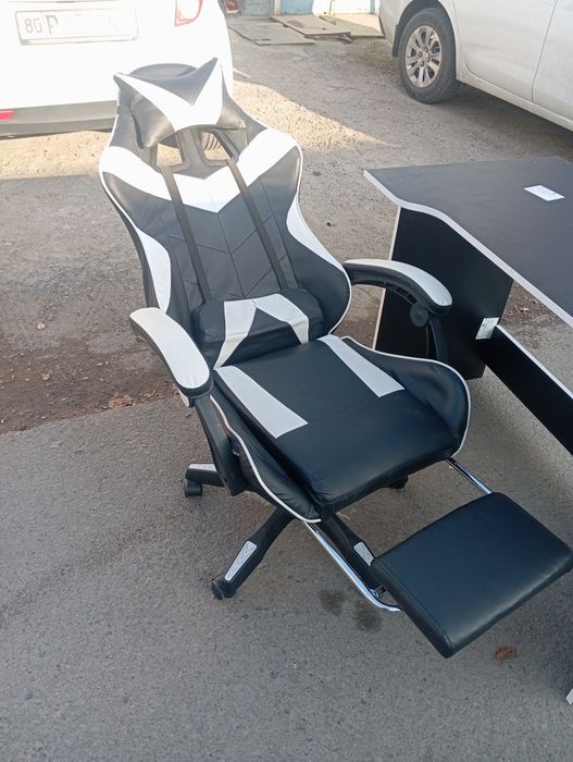 Срочно продаю кресло и стол комплект в идеальном состоянии