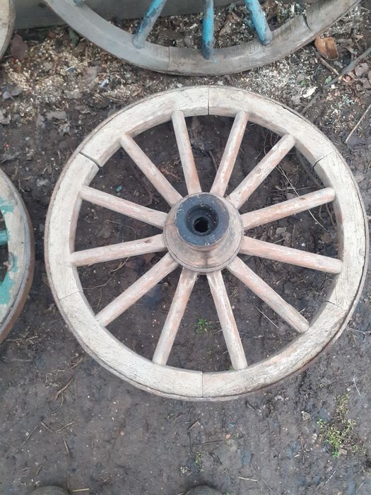 Колела от дървена каруца.