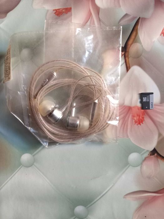 1 GB микро флешка, наушник ва ремент сотилади.