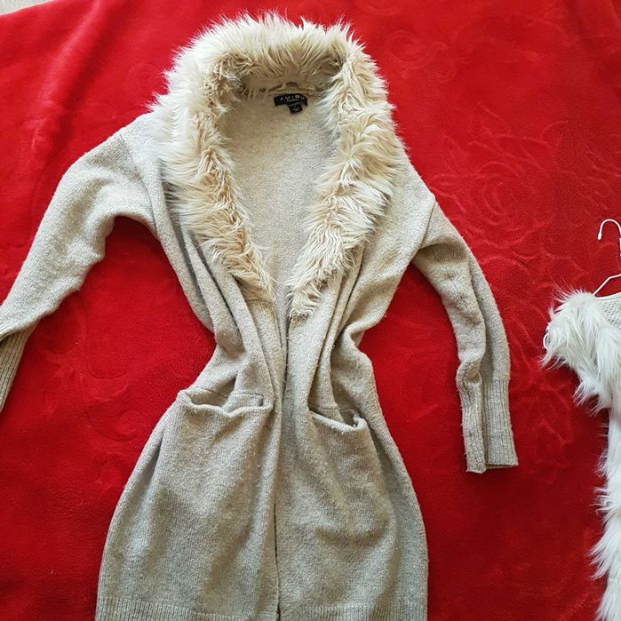 Бежова жилетка с яка