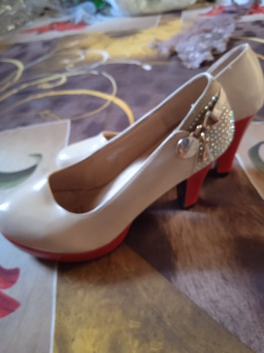 Qaymoq rangdagi tufli