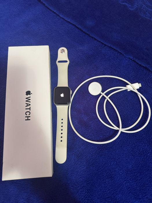 Vând Apple Watch SE, într-o stare foarte bună, cu design elegant și curea originală Starlight