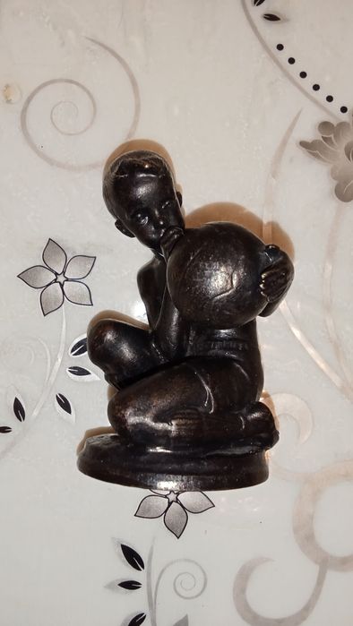 Статуэтка мальчик надувающий мяч. Каслинское литьё