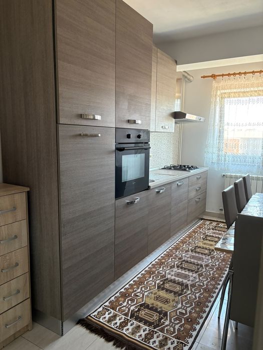 Inchiriez apartament