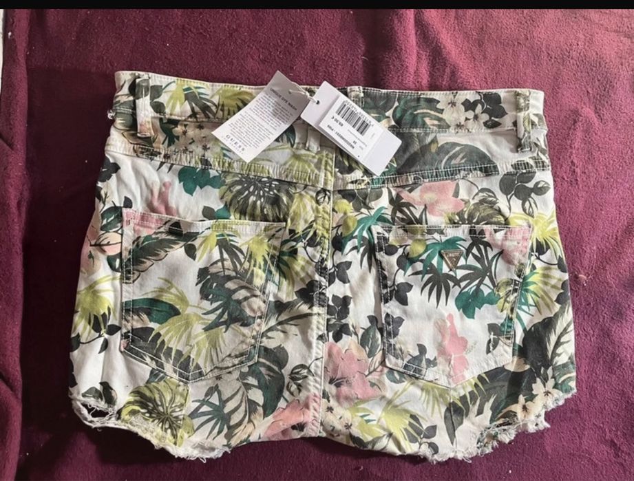 Pantaloni scurti Guess