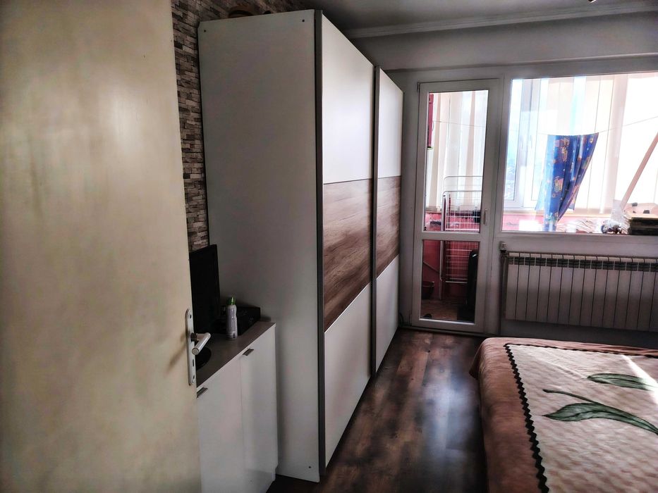 Продава обзаведен тристаен апартамент, готов за живеене.