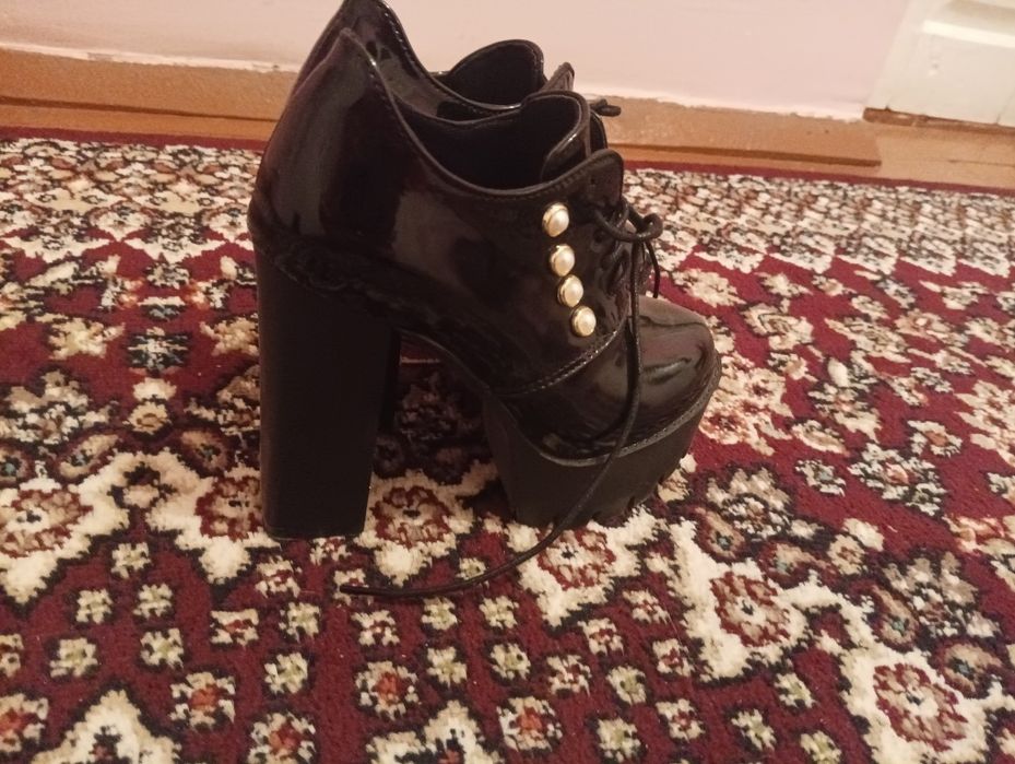 Tufli yangi  bir martta kiyilgan faqat