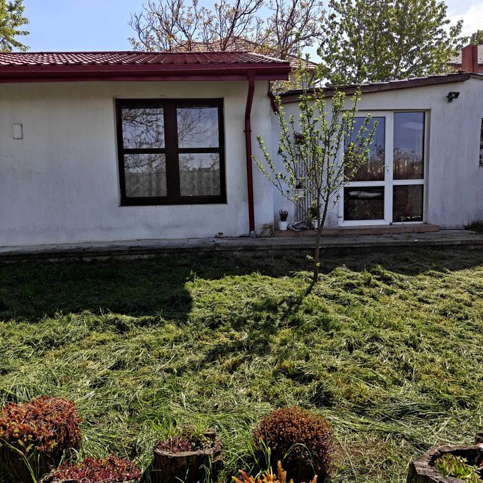 Vând 1104 mp Hatman Arbore, cu două unități locative, complet mobilate, încălzire în pardoseală gaz beci magazie