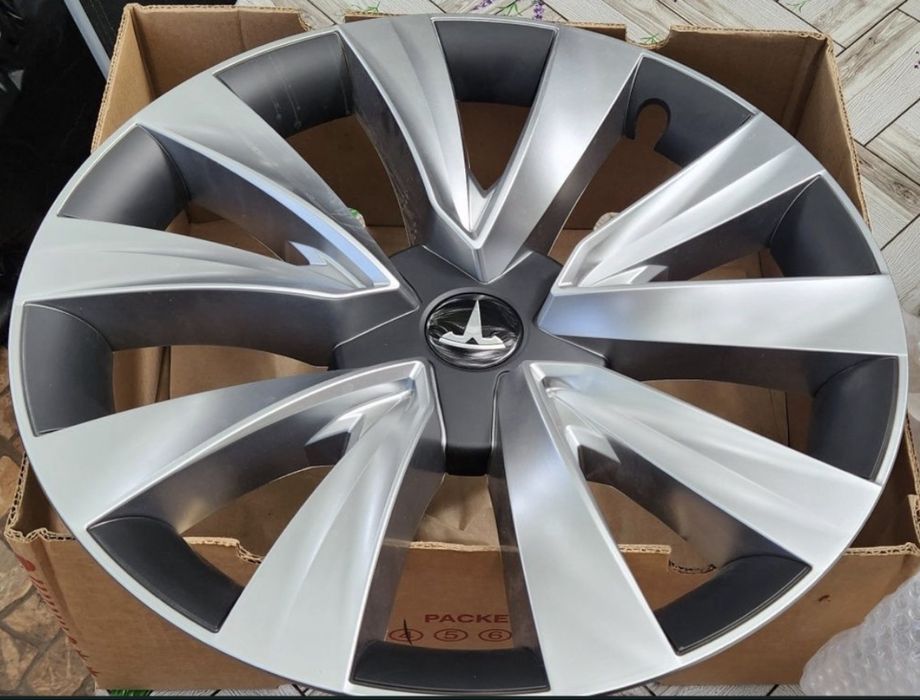 Vand capace R18 pentru Tesla Model 3 jante aero (an 2019-2022)