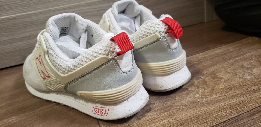 Белые легкие дышащие кроссовки.