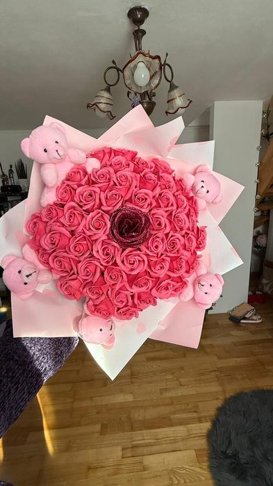 Buchete și aranjamente Trandafiri eterni