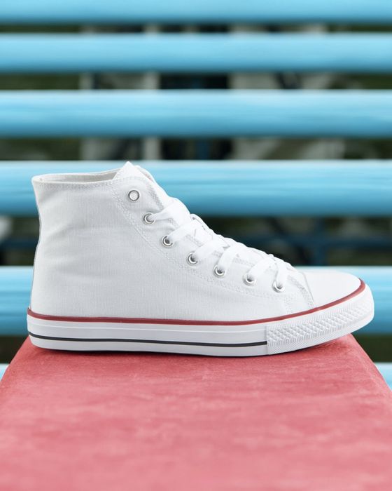 Нови бели кецове