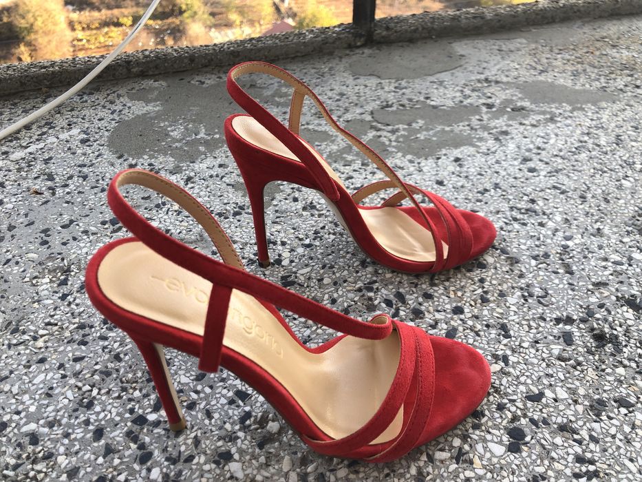 Елегантни сандали на ток