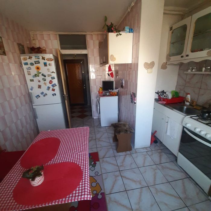 Vând apartament cu 2 camere cu loc parcare pe strada Pridvorului