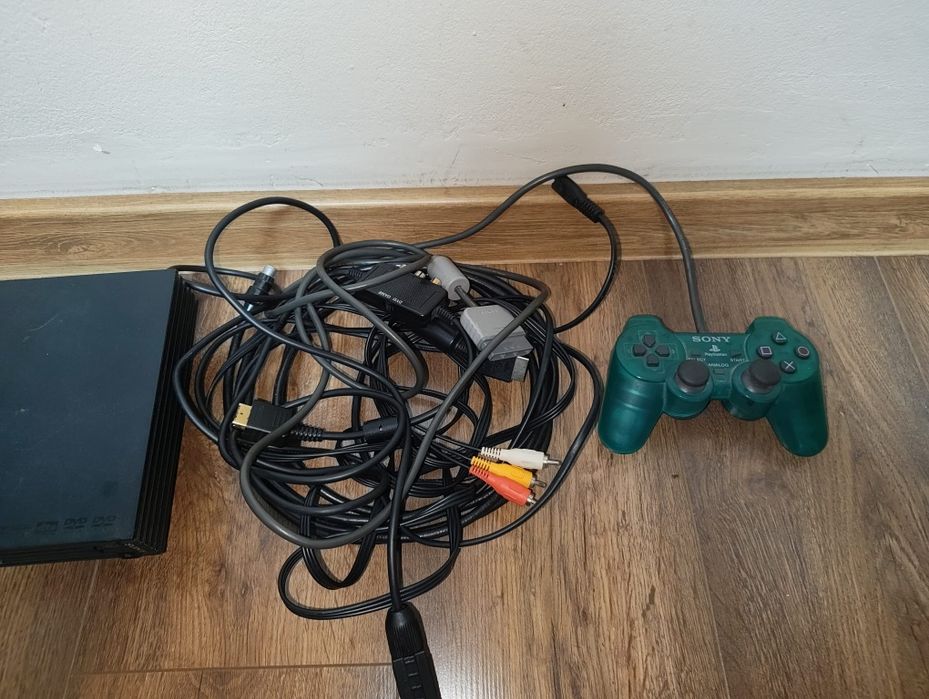 Vând PlayStation 2 fat/gras cu o manetă