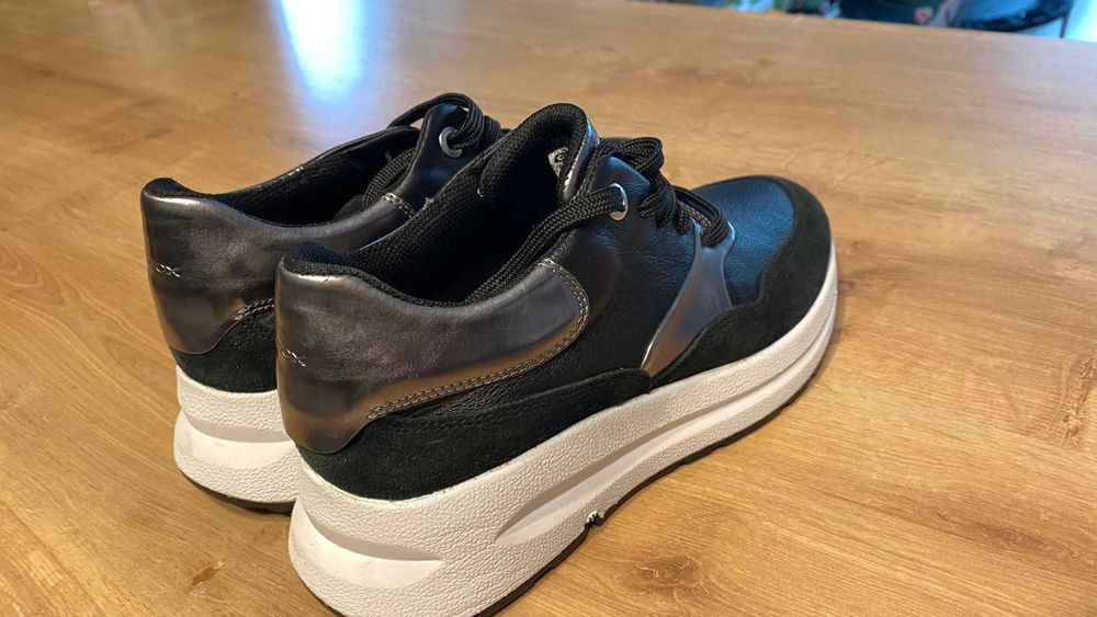 Vand sneakersi NOI de dama, Geox Respira negri, marime 37 !