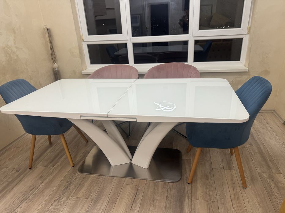 Бяла разтегателна маса