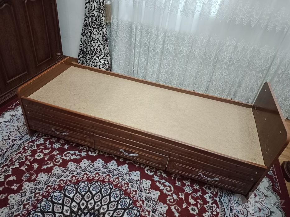 Bolalar karovat yangidek turibdi