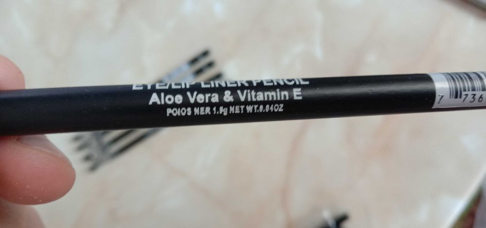 Черный карандаш для губ и глаз