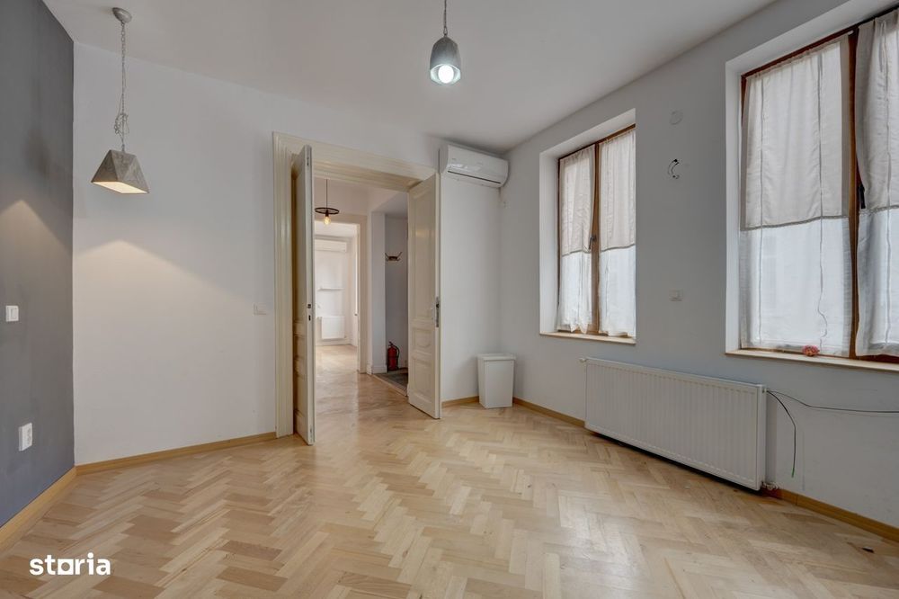 In Cartierul Evreiesc, casa 3 camere pivnita si mansarda open space.