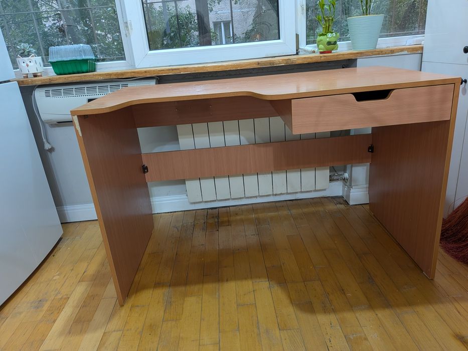 стол деревянный, офисный