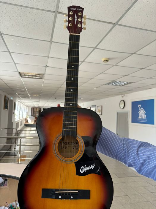 Гитара ещё новый, не исползовала