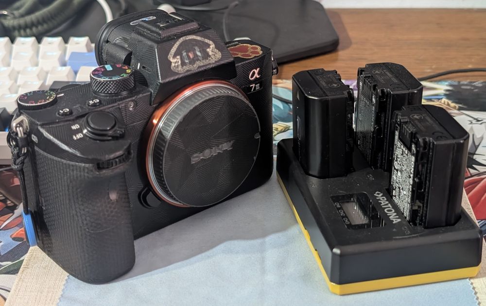 Vând Kit Complet Sony A7 III – Doar 10k Cadre + 3 Obiective + Accesorii Profesionale