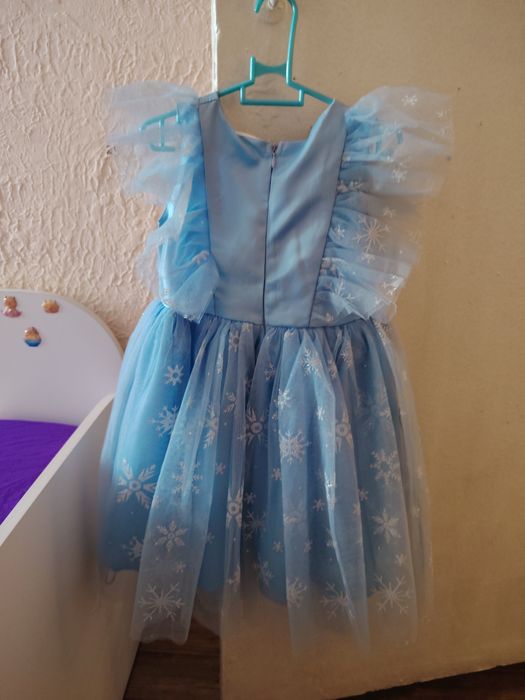Голубое нарядное платье на девочку