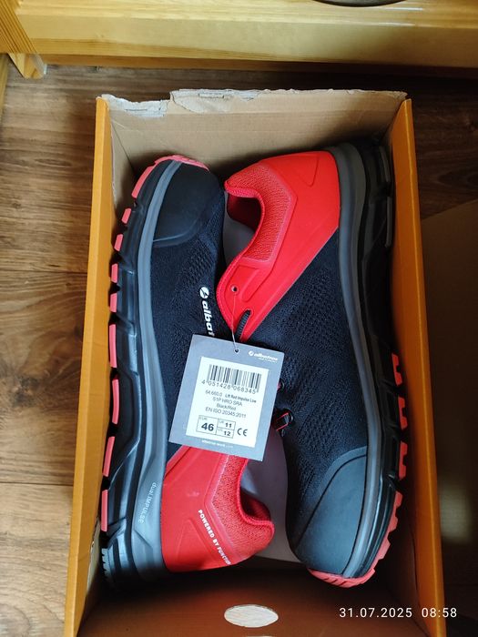 Обувки чисто нови с бомбе .