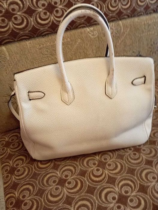 Продается белая сумка