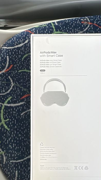 Apple AirPodsMax with smart case