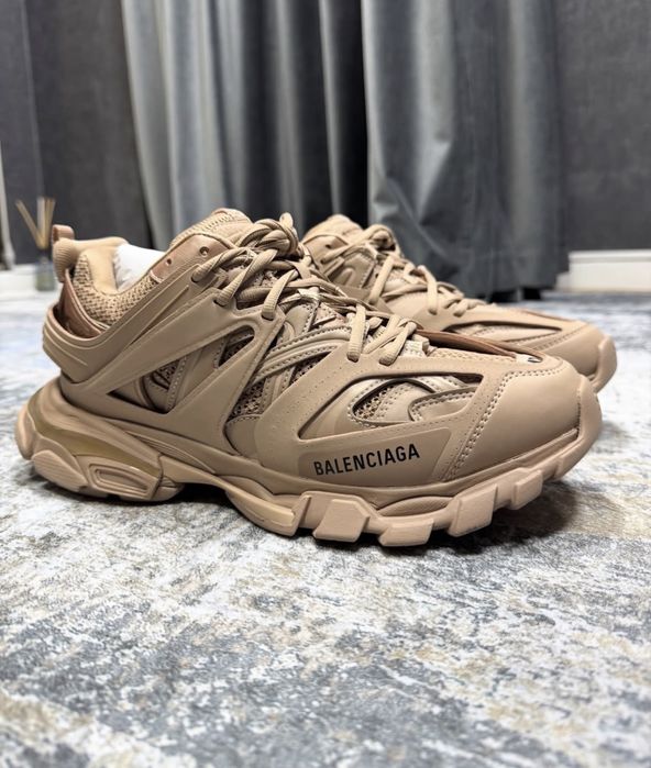 Balenciaga track bej