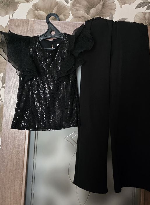 Продам брючный костюм для девочки! На 8- 9 лет.