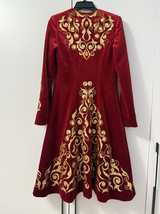 Продам бешпет красного цвета