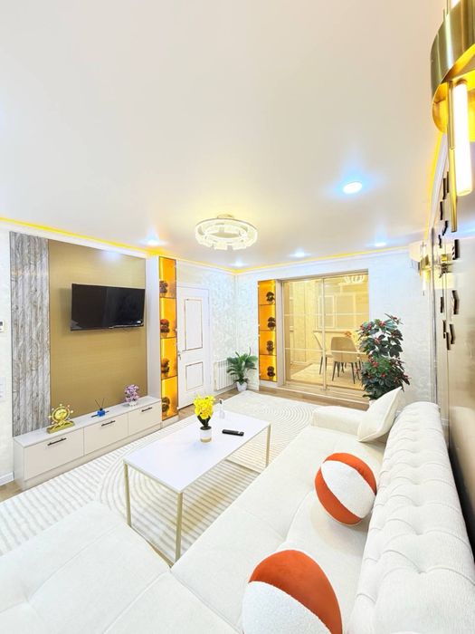 Чиланзар 9.  1в2ком/1этаж. Балкон 2х6.   42м2