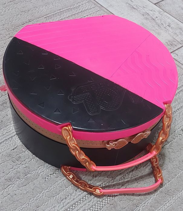 Куфар LOL за игра  с аксесоари и кукла LOL