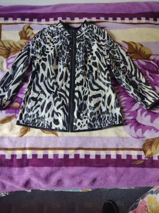 Vând haină de piele de dama neagu