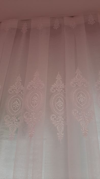 Едно нежно перде от бродерия, цвят бяло