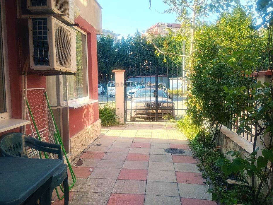 Отличен голям тристаен Черно море 3 до плажовете, собствен двор